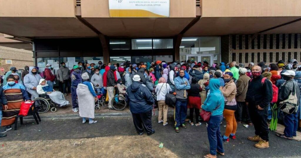 people queue to reapply for sassa r350 grant